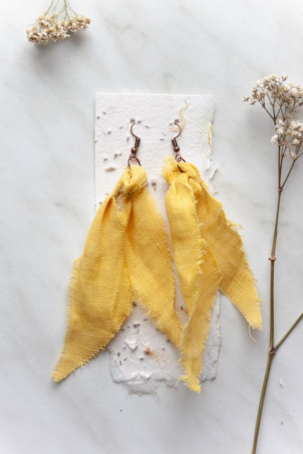 Pflanzengefärbte Ohrringe "Brassia" Sonnengelb