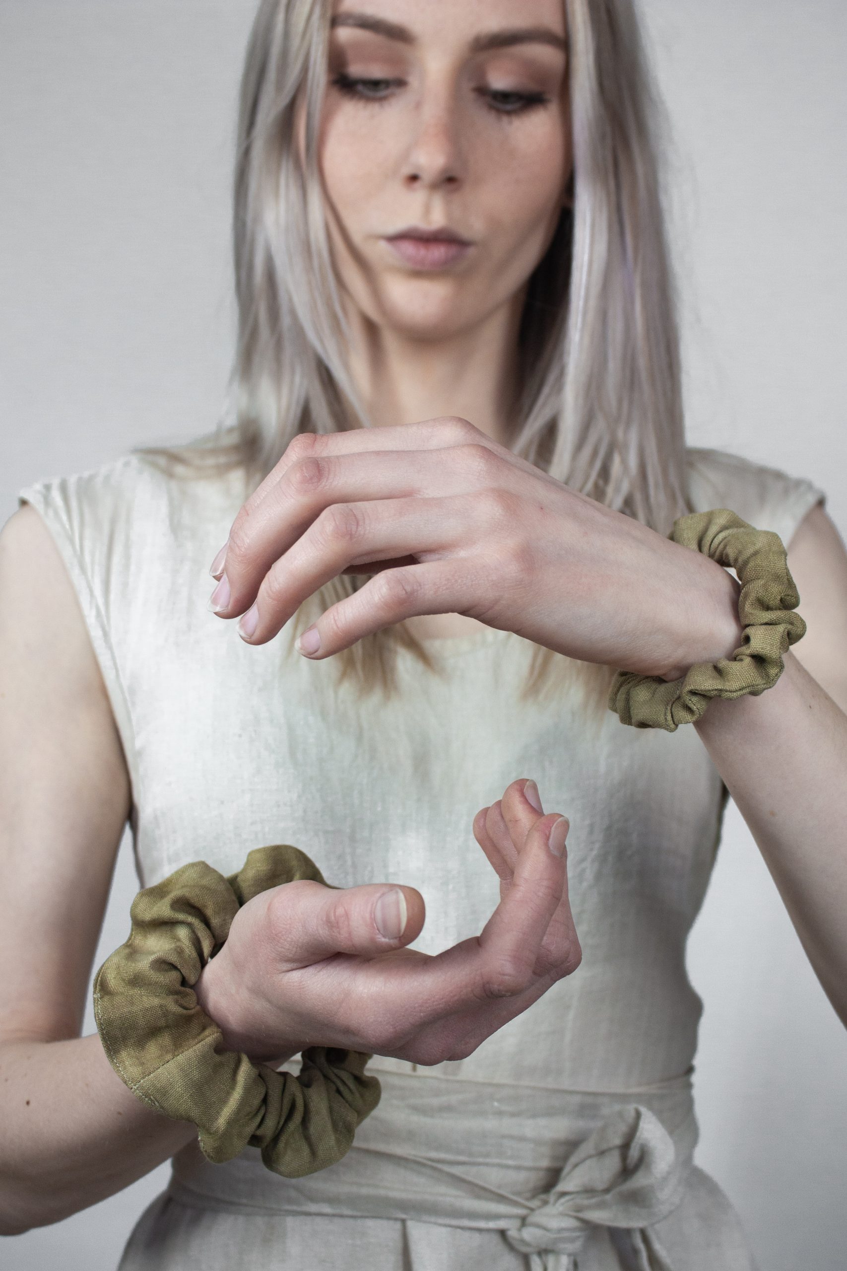 Scrunchie "Kalmia" Pflanzengefärbt – Bild 3