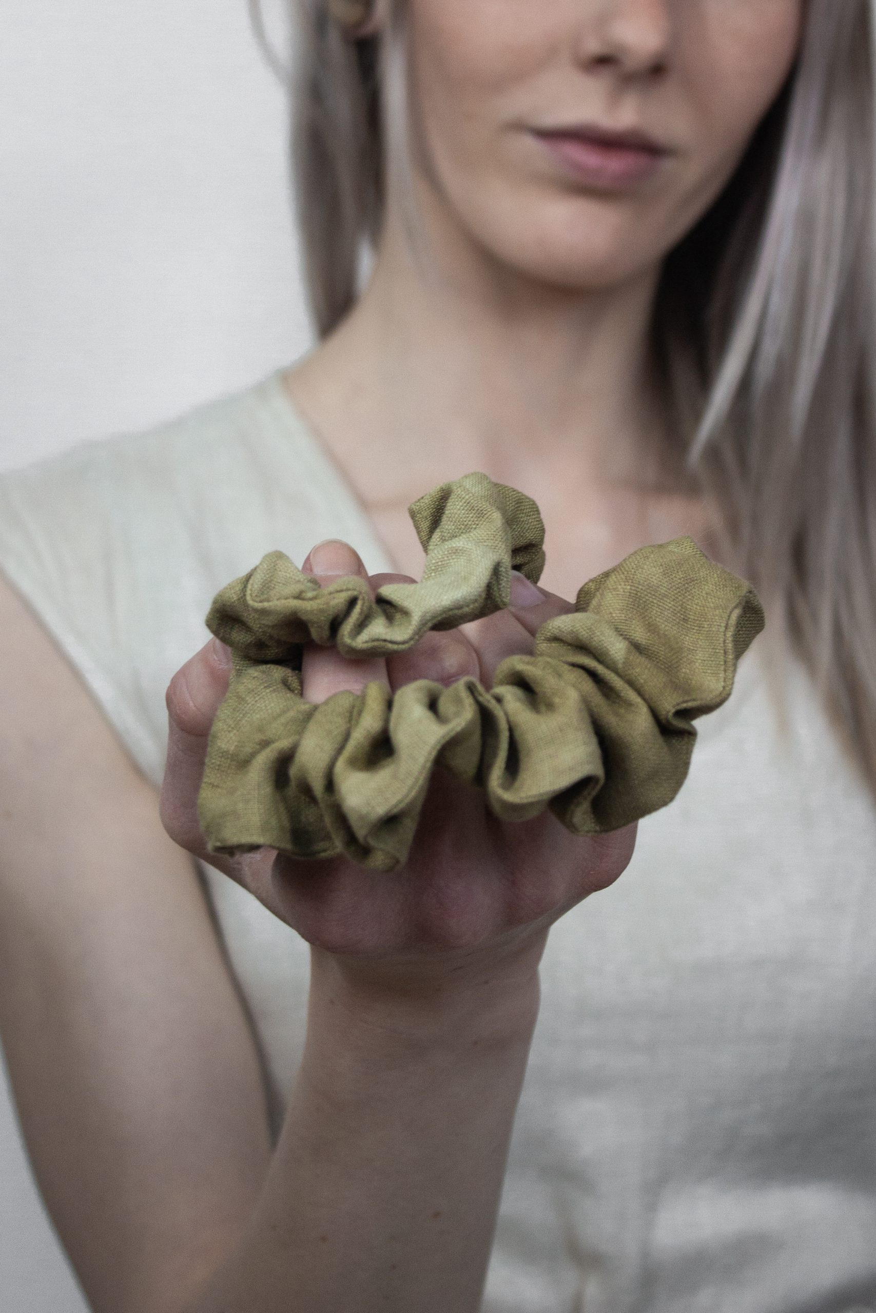 Scrunchie "Kalmia" Pflanzengefärbt – Bild 2